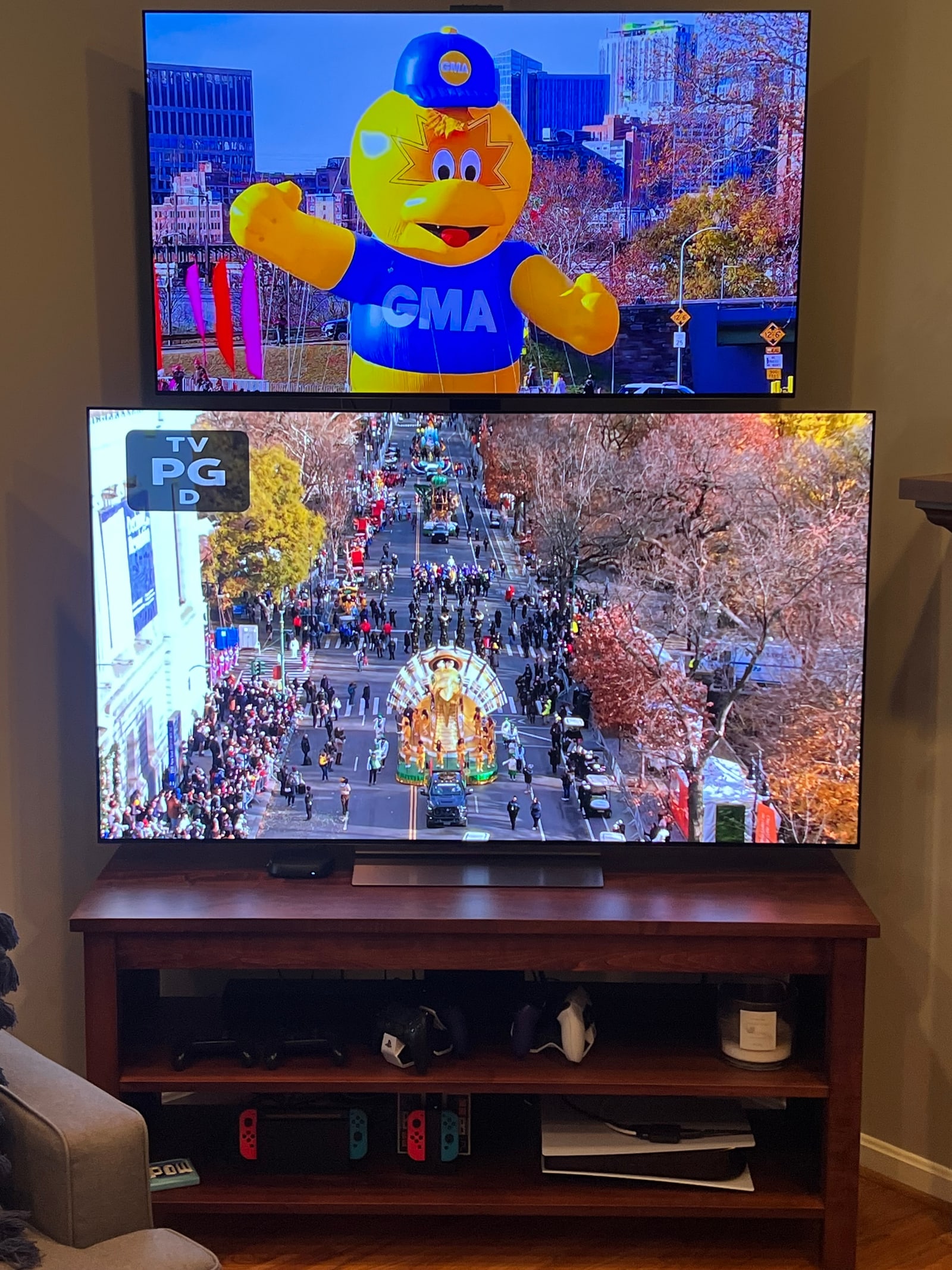 Thanksgiving parade on both TVs of a Double TV Stand